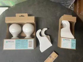 658207 Martha Stewart Living White Finish 1-3/8 In Finials And Rod Brackets 2-pack