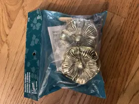 160324gs Newell Pair Premier Decorator Curtain Holdbacks Gold Plastic Flowers 3.5 Inch Or 6